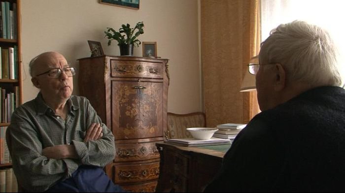 Kadr z filmu Piotra Lachmanna ''Tadeusz Różewicz: Twarze''. Po lewej: Ryszard Przybylski, po prawej: Tadeusz Różewicz